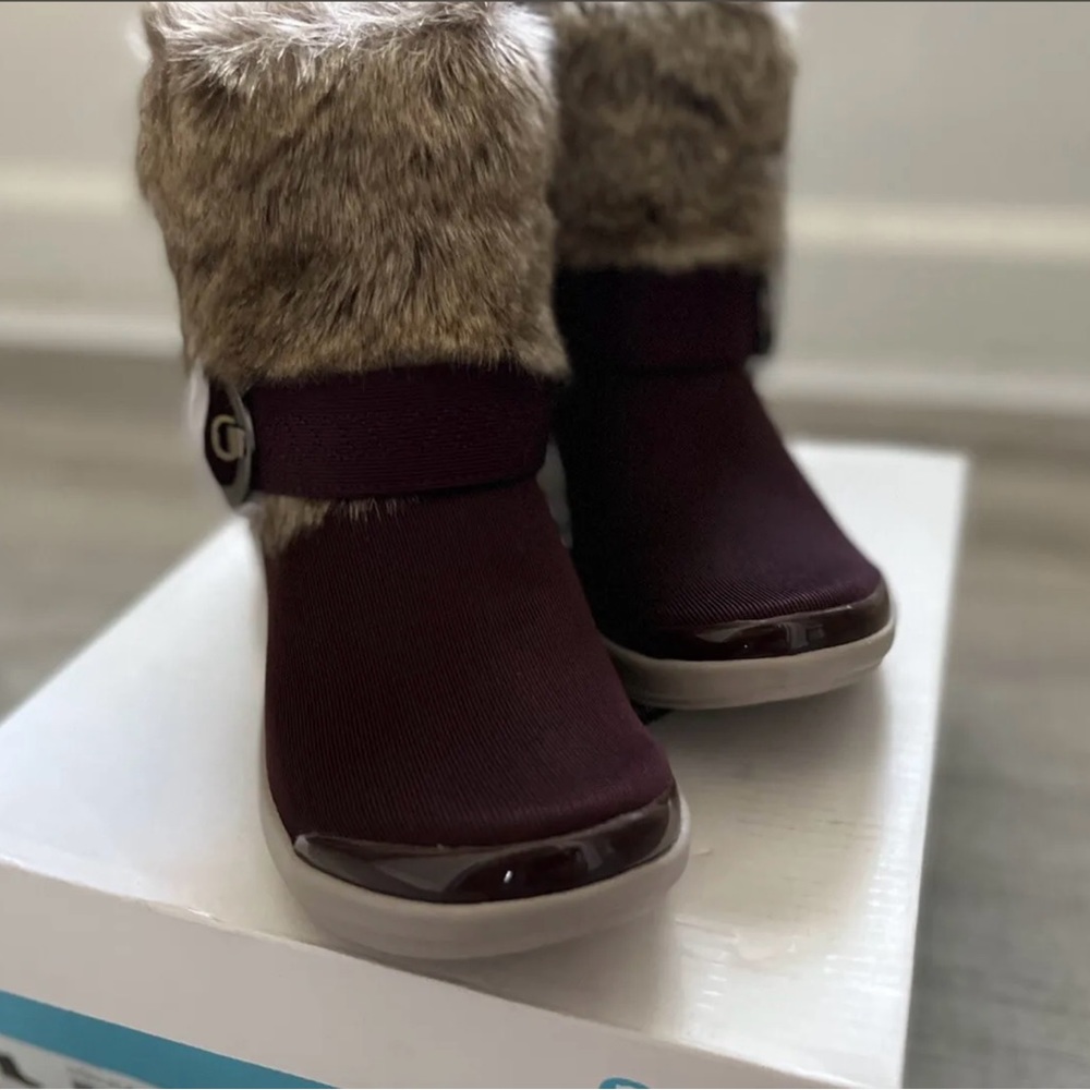 Ooolala Booties Size 7 Bzees NWT with box.